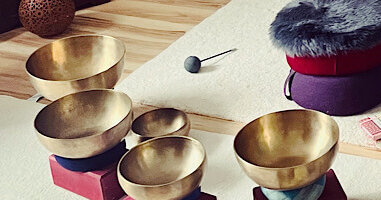 Klangschalen mit Sitzkissen und Schlegel