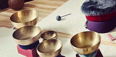 Klangschalen mit Sitzkissen und Schlegel