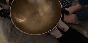 FüßeKlangschaleDez Füße berühren eine Klangschale.