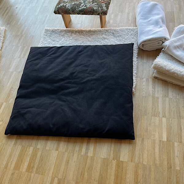 schwarzes Meditationskissen mit Yoga Bank und Decken