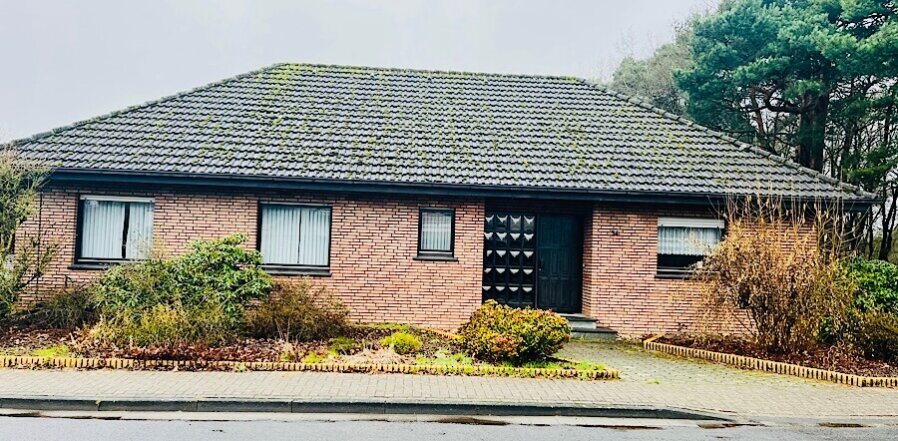 Das Foto zeigt einen Bungalow von vorne.