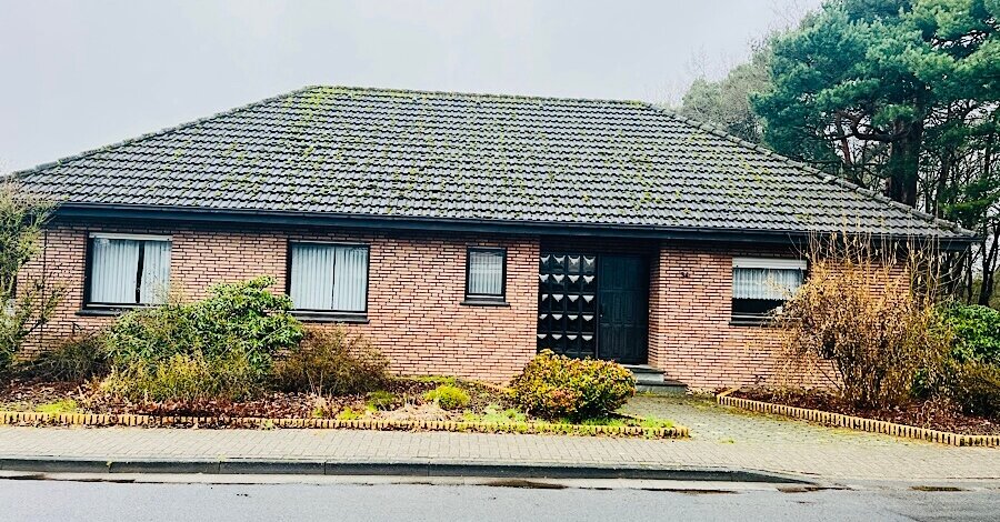 Das Foto zeigt einen Bungalow von vorne.