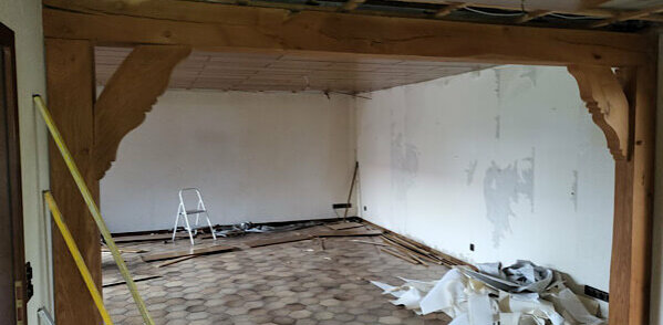 80FF05CE-9C68-46EE-BABA-D3BA6799CC76 Wohnzimmer mit halboffener Decke und Tapetenresten