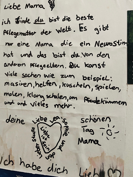 Das Foto zeigt einen Brief von einem Mädchen an ihre Mutter