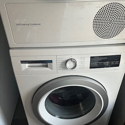 Das Bild zeigt eine Waschmaschine