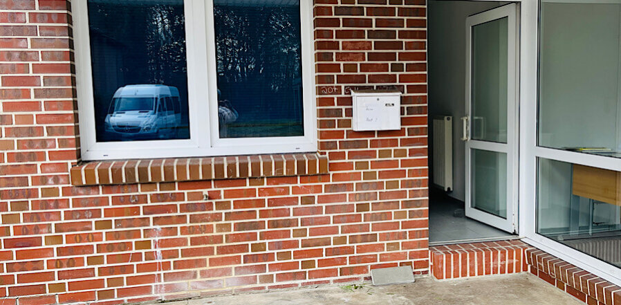 Praxiseingang Bild zeigt ein Fenster und einen geöffneten Türeingang