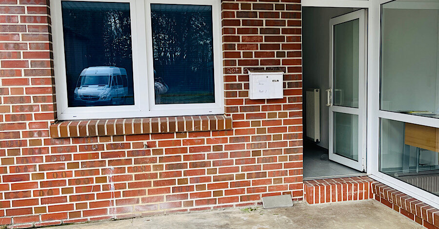 Bild zeigt ein Fenster und einen geöffneten Türeingang