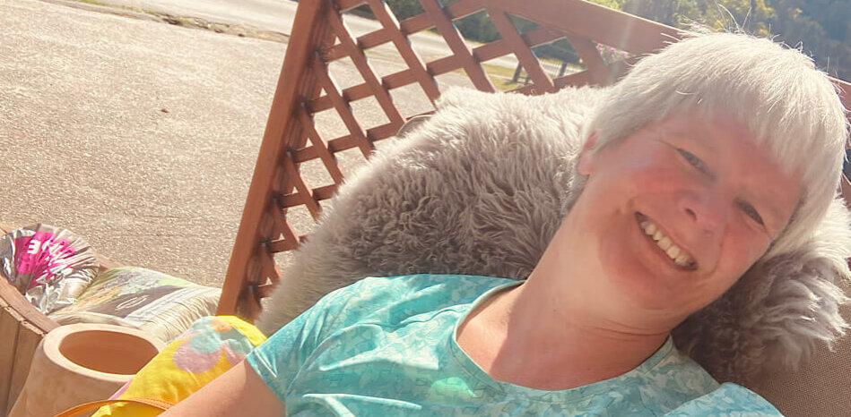 IMG_3773 Eine Frau sitzt im Sessel und lacht.